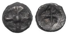 Greek Attika. Athen. Obol (Silber) Wappenmünze. Ca. 545 - 515 v. Chr. Vs: Vierspeichiges Rad. Rs: Diagonal geteiltes Quadratum incusum. 8 mm. 0,55 g. Seltman Group D, Taf. IV, p; HGC 4, 1654. Selten. 