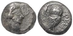 Greek Attika. Athen. Tetradrachme (Silber). Ca. 500 - 480 v. Chr. Vs: Kopf der Athena mit attischem Helm und Ohranhänger rechts. Rs: Eule nach rechts stehend, den Kopf en face, im Feld links oben Ölzw
