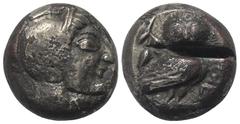 Greek Attika. Athen. Tetradrachme (Silber, subärat). Ca. 500 - 480 v. Chr. Vs: Kopf der Athena mit attischem Helm und Ohranhänger rechts. Rs: Eule nach rechts stehend, den Kopf en face, im Feld links 