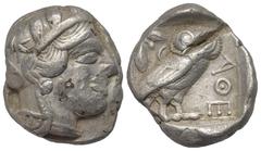 Greek Attika. Athen. Tetradrachme (Silber). Ca. 454 - 404 v. Chr. Vs: Kopf der Athena mit ölzweiggeschmücktem attischem Helm, Ohranhänger und Halskette rechts. Rs: Eule nach rechts stehend, Kopf en fa