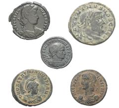 Lots - Ancient Coins Römische Münzen - Lots. Kaiserzeit. Lot (5 Stück, Bronze): Bronzemünzen. Unter anderem: Constantinus I. (307 - 337 n. Chr.), Maximinus II. Daia (310 - 313 n. Chr.), Constantius II