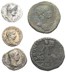 Lots - Ancient Coins Römische Münzen - Lots. Kaiserzeit. Lot (5 Stück, 3x Silber, 2x Bronze): Denare (3x) und Dupondius des Hadrianus (117 - 138 n. Chr.) und Severus Alexander (222 - 235 n. Chr.) Dazu