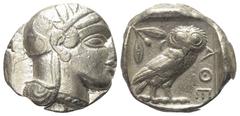 Griechische Münzen Attika. Athen. Tetradrachme (Silber). Ca. 454 - 404 v. Chr. Vs: Kopf der Athena mit ölzweiggeschmücktem attischem Helm, Ohranhänger und Halskette rechts; auf Wange quadratischer Geg