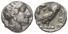 Greek Attika. Athen. Tetradrachme (Silber). Ca. 454 - 404 v. Chr. Vs: Kopf der Athena mit ölzweiggeschmücktem attischem Helm, Ohranhänger und Halskette rechts. Rs: Eule nach rechts stehend, Kopf en fa