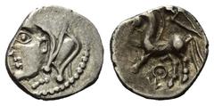 Celtic Gallien. Bituriges. Quinar (Silber). 1. Jhdt. v. Chr. Vs: Kopf links. Rs: Pferde nach links stehend, darüber Zweig, darunter Kreis mit zentraler Kugel. 13 mm. 1,96 g. DT 3438. Sehr schön.
