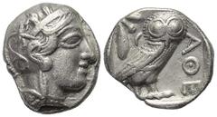 Griechische Münzen. Attika. Athen. Tetradrachme (Silber). Ca. 454 - 404 v. Chr. Vs: Kopf der Athena mit ölzweiggeschmücktem attischem Helm, Ohranhänger und Halskette rechts. Rs: Eule nach rechts stehe