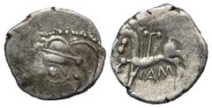 Celtic Gallien. Bituriges. Quinar (Silber). 1. Jhdt. v. Chr. Vs: Kopf links. Rs: Pferde nach links stehend, darüber Zweig, CAM. 15 mm. 2,03 g. de la Tour 4139; DT 3440. Sehr schön.