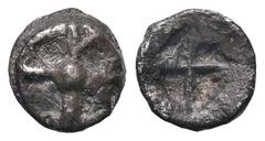 Greek Attika. Athen. Obol (Silber) Wappenmünze. Ca. 545 - 515 v. Chr. Vs: Vierspeichiges Rad. Rs: Diagonal geteiltes Quadratum incusum. 8 mm. 0,55 g. Seltman Group D, Taf. IV, p; HGC 4, 1654. Selten. 