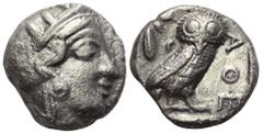Greek Attika. Athen. Tetradrachme (Silber). Ca. 454 - 404 v. Chr. Vs: Kopf der Athena mit ölzweiggeschmücktem attischem Helm, Ohranhänger und Halskette rechts. Rs: Eule nach rechts stehend, Kopf en fa