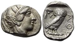 Griechische Münzen Attika. Athen. Tetradrachme (Silber). Ca. 454 - 404 v. Chr. Vs: Kopf der Athena mit ölzweiggeschmücktem attischem Helm, Ohranhänger und Halskette rechts. Rs: Eule nach rechts stehen