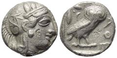 Griechische Münzen Attika. Athen. Gegengestempelte Prägungen. Tetradrachme (Silber). Ca. 454 - 404 v. Chr. Vs: Kopf der Athena mit ölzweiggeschmücktem attischem Helm, Ohranhänger und Halskette rechts.
