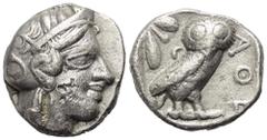 Griechische Münzen Attika. Athen. Gegengestempelte Prägungen. Tetradrachme (Silber). Ca. 454 - 404 v. Chr. Vs: Kopf der Athena mit ölzweiggeschmücktem attischem Helm, Ohranhänger und Halskette rechts.