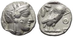 Griechische Münzen Attika. Athen. Gegengestempelte Prägungen. Tetradrachme (Silber). Ca. 454 - 404 v. Chr. Vs: Kopf der Athena mit ölzweiggeschmücktem attischem Helm, Ohranhänger und Halskette rechts.