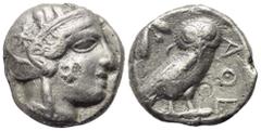 Griechische Münzen Attika. Athen. Gegengestempelte Prägungen. Tetradrachme (Silber). Ca. 454 - 404 v. Chr. Vs: Kopf der Athena mit ölzweiggeschmücktem attischem Helm, Ohranhänger und Halskette rechts.
