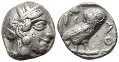 Griechische Münzen Attika. Athen. Gegengestempelte Prägungen. Tetradrachme (Silber). Ca. 454 - 404 v. Chr. Vs: Kopf der Athena mit ölzweiggeschmücktem attischem Helm, Ohranhänger und Halskette rechts.