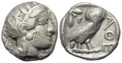 Griechische Münzen Attika. Athen. Gegengestempelte Prägungen. Tetradrachme (Silber). Ca. 454 - 404 v. Chr. Vs: Kopf der Athena mit ölzweiggeschmücktem attischem Helm, Ohranhänger und Halskette rechts.