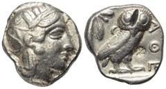 Griechische Münzen Attika. Athen. Gegengestempelte Prägungen. Tetradrachme (Silber). Ca. 454 - 404 v. Chr. Vs: Kopf der Athena mit ölzweiggeschmücktem attischem Helm, Ohranhänger und Halskette rechts.