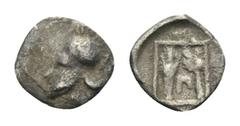 THRAKIEN - MAKEDONIEN. Ungesicherte Münzstätte. Tetartemorion. 5. - 4. Jhdt. v. Chr. Vs: Korinthischer Helm links. Rs: Amphora und Kerykeion nebeneinander; das Ganze in Linienquadrat. Vgl. CNG, Auktio