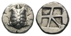 AIGINA. Aigina. Stater. Ca. 445 - 430 v. Chr. Vs: Landschildkröte, auf dem Panzer Punze. Rs: Fünfgeteiltes Quadratum incusum. HGC 6, 437. SNG Copenhagen 516. Bosten 1113. Fast vorzüglich. 12,23 g 20 m