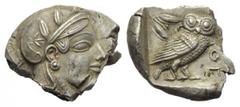 ATTIKA. Athen. Tetradrachmon. Ca. 449 - 404 v. Chr. Vs: Kopf der Athena mit ölzweiggeschmücktem, attischem Helm, Ohranhänger und Halskette rechts. Rs: AΘE. Eule nach rechts stehend, den Kopf en face, 
