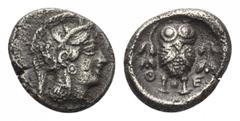 ATTIKA. Athen. Hemidrachmon. Ca. 454 - 404 v. Chr. Vs: Kopf der Athena mit ölzweiggeschmücktem, attischem Helm, Ohranhänger und Halskette rechts. Rs: AΘE. Eule zwischen zwei Ölzweigen en face stehend;