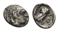 ATTIKA. Athen. Hemiobol. Ca. 454 - 404 v. Chr. Vs: Kopf der Athena mit ölzweiggeschmücktem, attischem Helm, Ohranhänger und Halskette rechts. Rs: AΘE. Eule nach rechts stehend, den Kopf en face, im Fe