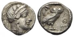 ATTIKA. Athen. Tetradrachmon. Ca. 435 - 420 v. Chr. Vs: Kopf der Athena mit ölzweiggeschmücktem, attischem Helm, Ohranhänger und Halskette rechts. Rs: AΘE. Eule nach rechts stehend, den Kopf en face, 