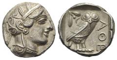 ATTIKA. Athen. Tetradrachmon. Ca. 435 - 420 v. Chr. Vs: Kopf der Athena mit ölzweiggeschmücktem, attischem Helm, Ohranhänger und Halskette rechts. Rs: AΘE. Eule nach rechts stehend, den Kopf en face, 