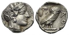 ATTIKA. Athen. Tetradrachmon. Ca. 435 - 420 v. Chr. Vs: Kopf der Athena mit ölzweiggeschmücktem, attischem Helm, Ohranhänger und Halskette rechts. Rs: AΘE. Eule nach rechts stehend, den Kopf en face, 