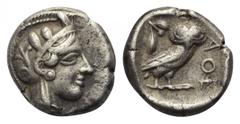 ATTIKA. Athen. Drachme. Ca. 420 - 400 v. Chr. Vs: Kopf der Athena mit ölzweiggeschmücktem, attischem Helm, Ohranhänger und Halskette rechts Rs: AΘE. Eule nach rechts stehend, den Kopf en face, im Feld