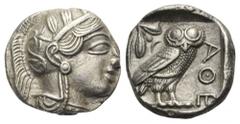 ATTIKA. Athen. Tetradrachmon. Ca. 435 - 420 v. Chr. Vs: Kopf der Athena mit ölzweiggeschmücktem, attischem Helm, Ohranhänger und Halskette rechts. Rs: AΘE. Eule nach rechts stehend, den Kopf en face, 