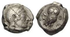 ATTIKA. Athen. Tetradrachmon. Ca. 500 v. Chr. Vs: Archaischer Kopf der Athena mit ölzweiggeschmücktem, attischem Helm, Ohranhänger und Halskette rechts. Rs: AΘE. Eule nach rechts stehend, den Kopf en 