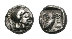 ATTIKA. Athen. Hemiobol. Ca. 500 v. Chr. Vs: Kopf der Athena mit ölzweiggeschmücktem, attischem Helm, Ohranhänger und Halskette rechts. Rs: AΘE. Eule nach rechts stehend, den Kopf en face, im Feld lin