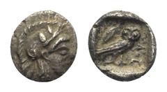 ATTIKA. Athen. Hemiobol. Ca. 485 - 480 v. Chr. Vs: Kopf der Athena mit attischem Helm rechts. Rs: AΘE. Eule nach rechts stehend, den Kopf en face, im Feld links oben Olivenzweig; das Ganze in Quadratu