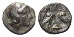 ATTIKA. Athen. Bronze. Ca. 322 - 307 v. Chr. Vs: Kopf der Athena mit attischem Helm rechts. Rs: ΑΘ. Zwei Eulen stehen einander gegenüber, den Kopf en face, im Feld dazwischen Plemochoe; das Ganze in O