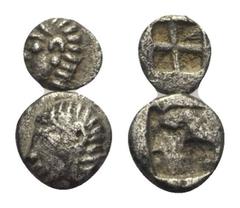 Lots. Ionien. Kolophon. Lot (2 Stück): 1 Tetartemorion, 1 Hemiobol. 6. - 5. Jhdt. v. Chr. Vs: Archaischer Kopf des Apollon links. Rs: Viergeteiltes Quadratum incusum. 0,14 g - 5 mm / 0,34 g - 6 mm. Se