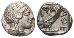 Attika. Athen. Tetradrachme. Ca. 454 - 404 v. Chr. Vs: Kopf der Athena mit ölzweiggeschmücktem, attischem Helm, Ohranhänger und Halskette rechts. Rs: Eule nach rechts stehend, Kopf en face, im Feld li