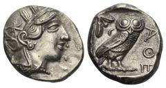 Attika. Athen. Tetradrachme. Ca. 454 - 404 v. Chr. Vs: Kopf der Athena mit ölzweiggeschmücktem, attischem Helm, Ohranhänger und Halskette rechts. Rs: Eule nach rechts stehend, Kopf en face, im Feld li