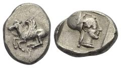 Korinthia. Korinth. Stater. Ca. 500 - 450 v. Chr. Vs: Pegasos nach links fliegend, darunter Koppa. Rs: Kopf der Athena mit korinthischem Helm und Perlenhalskette rechts; das Ganze in Quadratum incusum