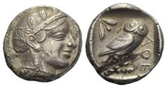 Attika. Athen. Tetradrachme. Ca. 465 - 460 v. Chr. Vs: Kopf der Athena mit ölzweiggeschmücktem, attischem Helm, Ohranhänger und Halskette rechts. Rs: Eule nach rechts stehend, Kopf en face, im Feld li