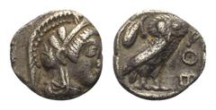 Attika. Athen. Obol. Ca. 465 - 454 v. Chr. Vs: Kopf der Athena mit ölzweiggeschmücktem, attischem Helm, Ohranhänger und Halskette rechts. Rs: Eule nach rechts stehend, den Kopf en face; im Feld links 