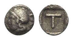 Arkadien. Tegea. Tetartemorion. Ca. 423 - 400 v. Chr. Vs: Kopf der Athena mit attischem Helm links. Rs: T in Quadratum incusum. 7 mm. 0,24 g. HGC 5, 1054. Sehr selten. Sehr schön.