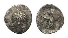 Kleinasien. Ungesicherte Münzstätten. Tetartemorion. 4. Jhdt. v. Chr. Vs: Kopf des Apollon (?) links. Rs: Kopf der Athena mit korinthischem Helm links; das Ganze in Quadratum incusum. 7 mm. 0,17 g. Vg