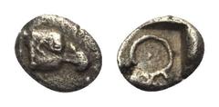 Ionien. Magnesia am Mäander. Tetartemorion. Ca. 480 - 400 v. Chr. Vs: Adlerkopf rechts. Rs: Monogramm in Quadratum incusum. 6 mm. 0,18 g. SNG Kayhan 1585; Helios Auktion 1, Los 143. Sehr selten. Sehr 