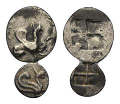Lots. Ionien. Teos. Lot (2 Stück): 1 Tetartemorion, 1 Hemitetartemorion, 6. - 5. Jhdt. v. Chr. Vs: Greif nach rechts sitzend / Greifenprotome nach rechts. Rs: Viergeteiltes Quadratum incusum / Vierget