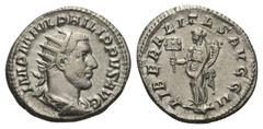 Philippus I. Arabs (244 - 249 n. Chr.). Antoninian. 245 n. Chr. Rom. Vs: IMP M IVL PHILIPPVS AVG. Büste mit Strahlenkrone, Paludament und Panzer rechts. Rs: LIBERALITAS AVGG II. Liberalitas mit Vertei