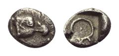 Greek Ionien. Magnesia am Mäander. Tetartemorion. Ca. 480 - 400 v. Chr. Vs: Adlerkopf rechts. Rs: Monogramm in Quadratum incusum. 6 mm. 0,18 g. SNG Kayhan 1585; Helios Auktion 1, Los 143. Sehr selten.