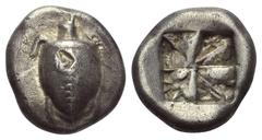 Greek Inseln vor Attika. Aigina. Stater. Ca. 550 - 475 v. Chr. Vs: Seeschildkröte mit mehreren Punkten entlang des Panzermittelgrates und wulstartigem Kragen. Rs: Achtgeteiltes Quadratum incusum. 22 m