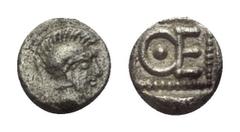 Greek Ionien. Magnesia am Mäander. Themistokles (ca. 465 - 459 v. Chr.). Hemiobol. Vs: Kopf des Heros Leukippos mit Helm rechts. Rs: Monogramm in Perlquadrat in Quadratum incusum. 5 mm. 0,21 g. Nollé 