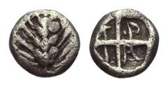 Greek Makedonien. Tragilos. Hemiobol. Ca. 450 - 400 v. Chr. Vs: Kornähre. Rs: Viergeteiltes Quadratum incusum mit Ethnikon. 7 mm. 0,39 g. HGC 3, 745. Sehr schön.